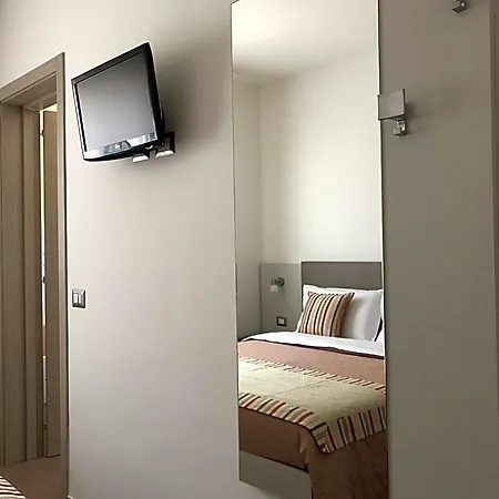 Mimi Nocleg ze śniadaniem 4*